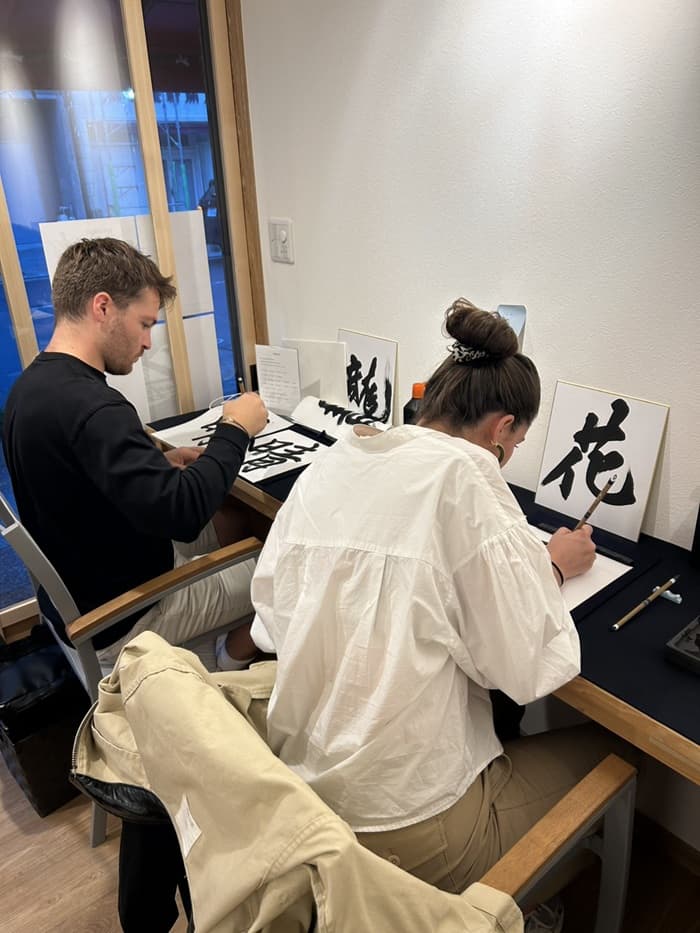 京都の外国人向け書道体験「松扇堂」の様子02