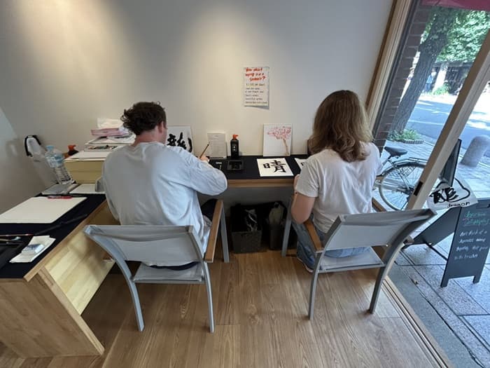 京都の外国人向け書道体験「松扇堂」の様子01