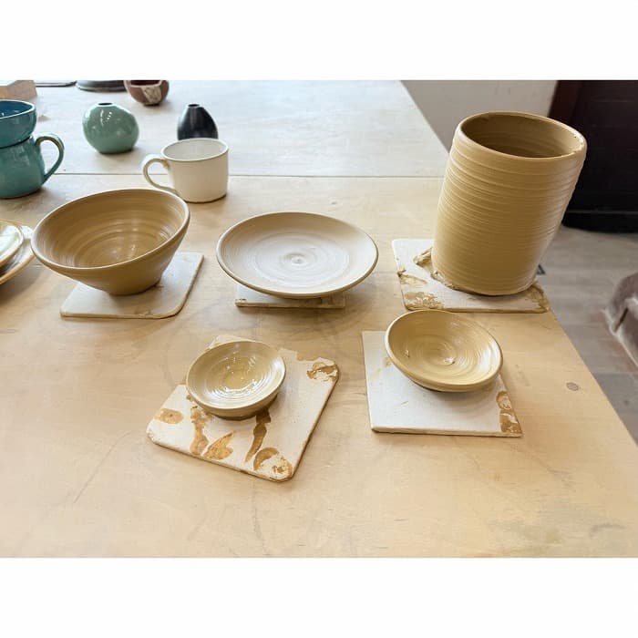 筆筒と平皿・茶碗・醤油入れのような小鉢